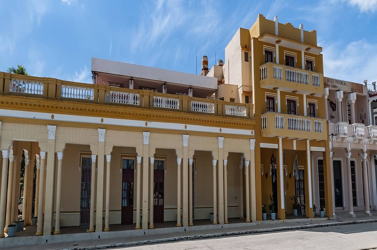 Vista lateral del Hotel Royalton en Bayamo